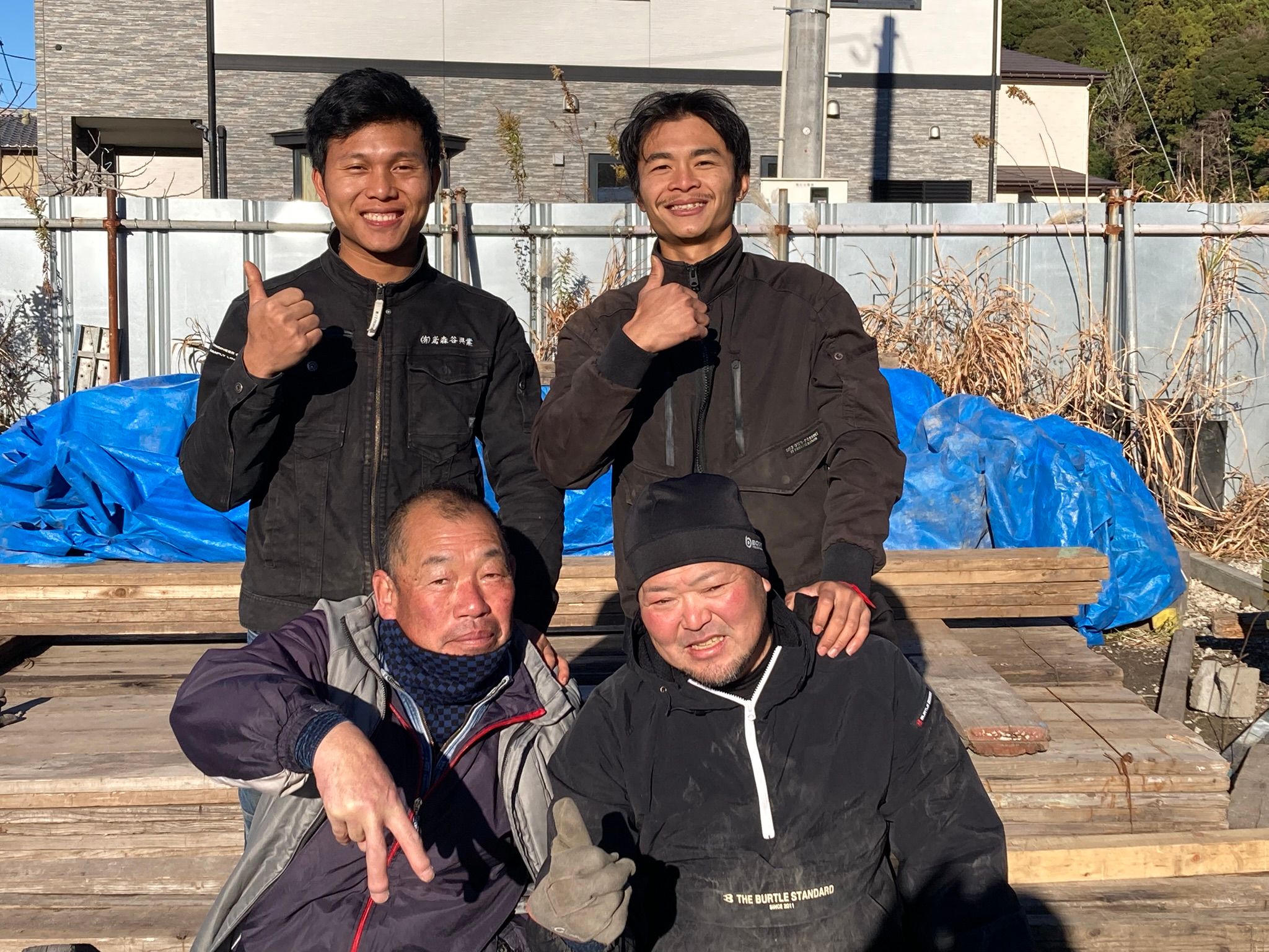 橋の足場（土台）を作る現場作業員